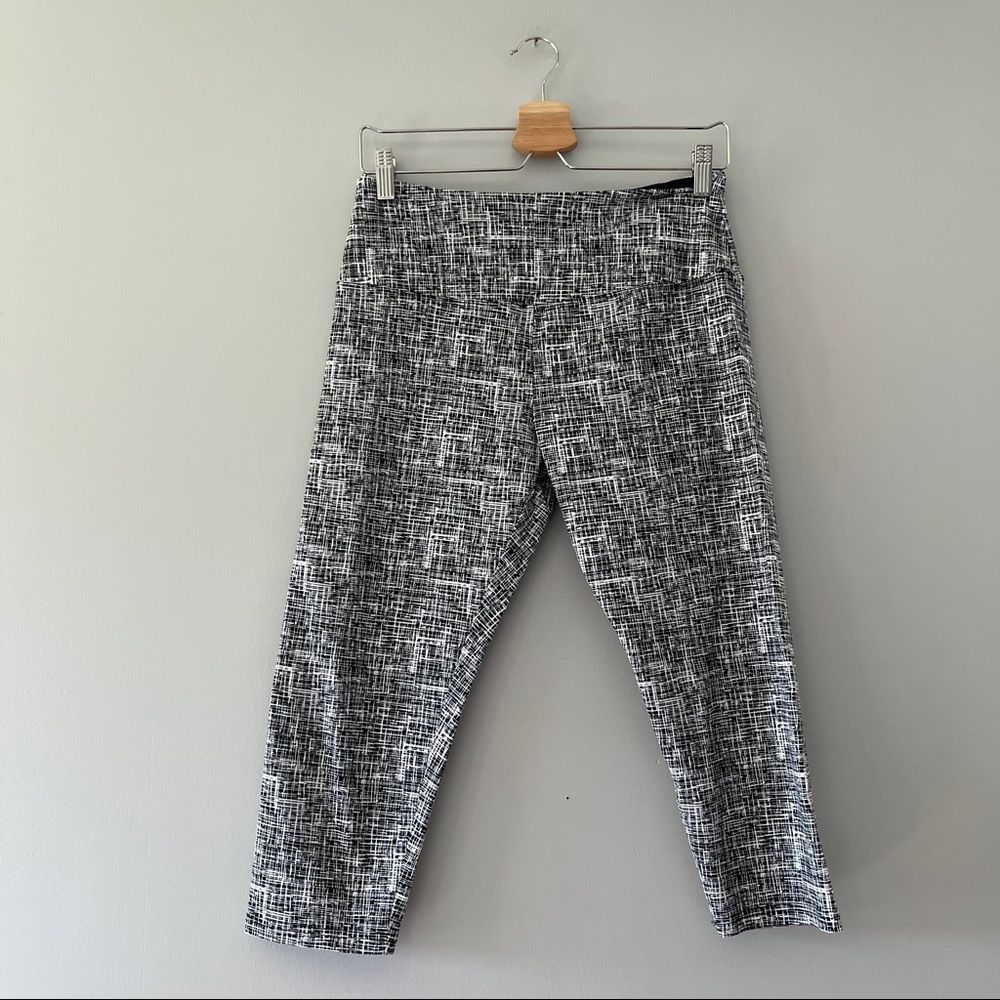 Black & White Workout Capris Cropped Tights Crosshatch Pattern Medium
